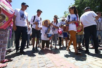 Joven llegó de rodillas para cumplir promesa