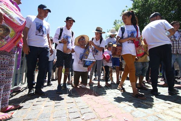 Joven llegó de rodillas para cumplir promesa