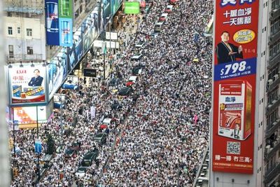 Una multitud protesta en calles de Hong Kong