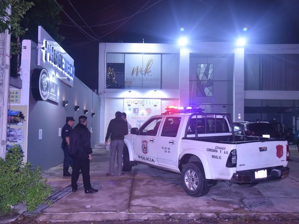Roban celulares por valor de USD 5.000 de un local en Villa Morra