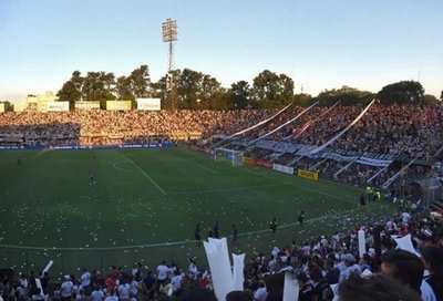 Hinchas de Olimpia sufren lesiones tras caer de las gradas