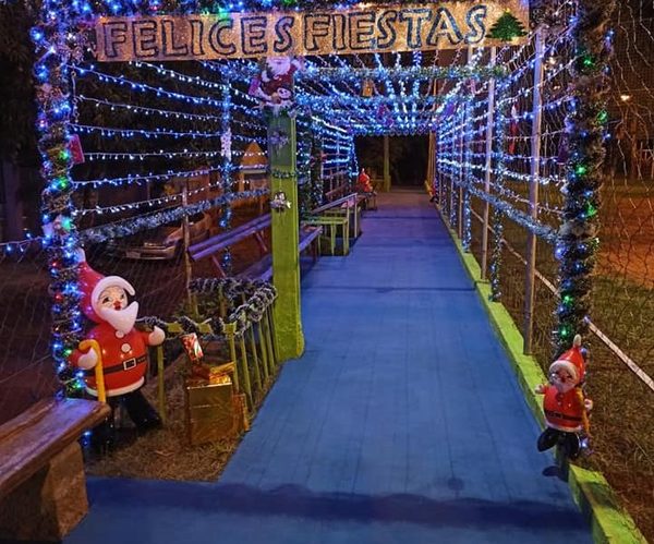 Túnel luminoso en plaza del barrio Las Mercedes