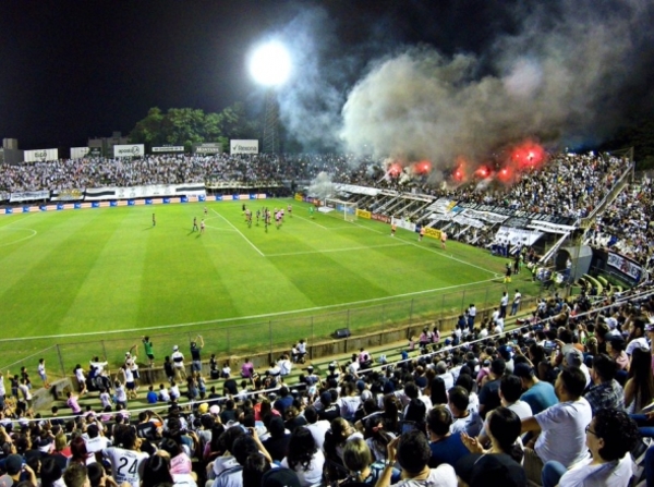 17 personas heridas dejó caída de valla en cancha de Olimpia