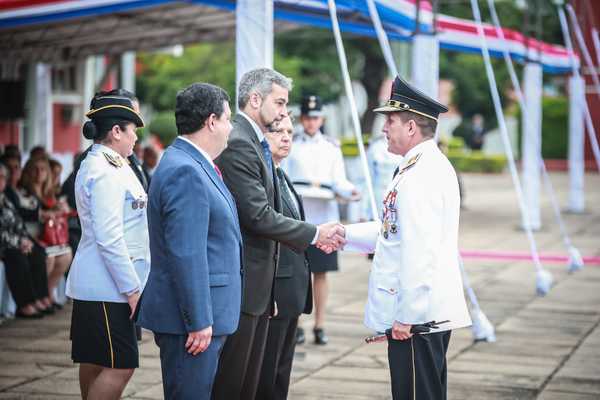 Presidente Abdo Benítez entregó bastones de mando a jefes policiales | .::Agencia IP::.