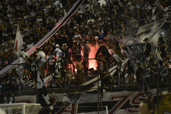 Hinchas sobrepasaron el espacio establecido