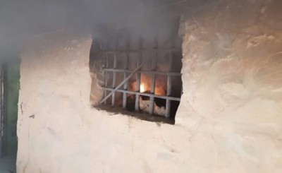Reo quema colchón en el calabozo y termina internado