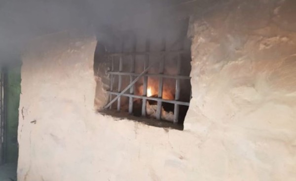 Reo quema colchón en el calabozo y termina internado