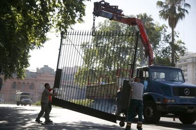 Todo listo para asunción de Fernández: sacaron rejas frente a la Casa Rosada