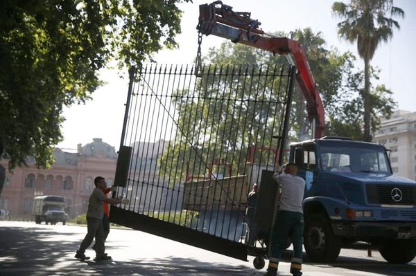 Todo listo para asunción de Fernández: sacaron rejas frente a la Casa Rosada