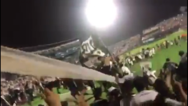 Hinchas treparon y cayó el vallado de Para Uno