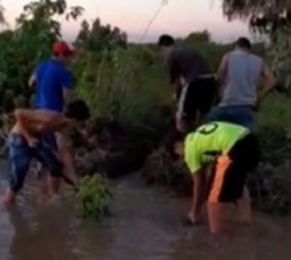 Cruzan caminos inundados para jugar fútbol - Paraguay.com