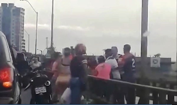 Evitan que un joven se lance del puente del Arroyo Mbói Ka'ẽ - ADN Paraguayo