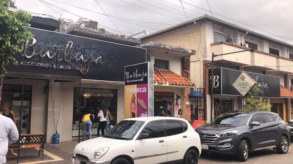 Allanan boutique por venta de presuntas imitaciones de marcas - Nacionales - ABC Color