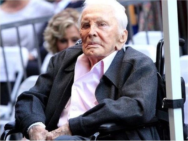 Kirk Douglas, el superviviente del Hollywood dorado, cumple 103 años