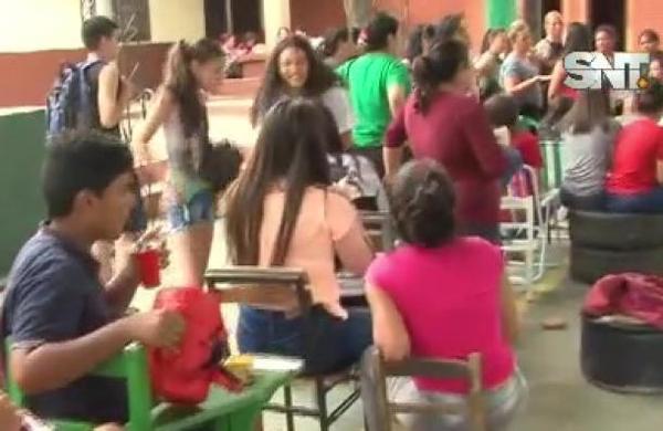 Padres acampan para inscribir a sus hijos en las instituciones educativas - SNT