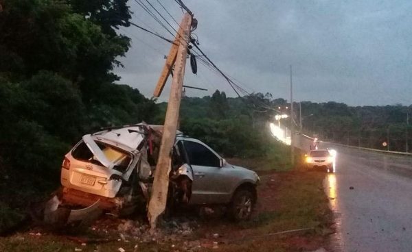 Vehículo choca contra columna en Hernandarias