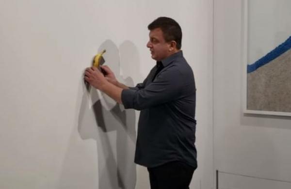 Se comieron la banana pegada a la pared que costaba 120.000 dólares - SNT