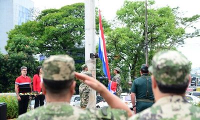 Realizan acto de izamiento de la bandera para promover el patriotismo