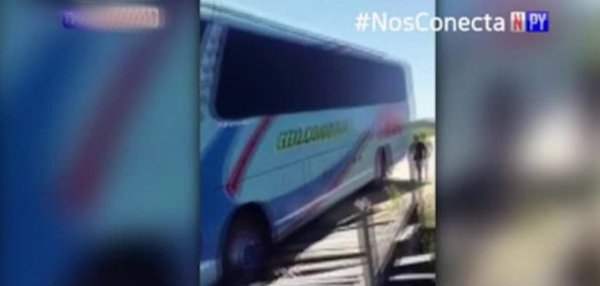 Bus casi cae de un puente de madera | Noticias Paraguay