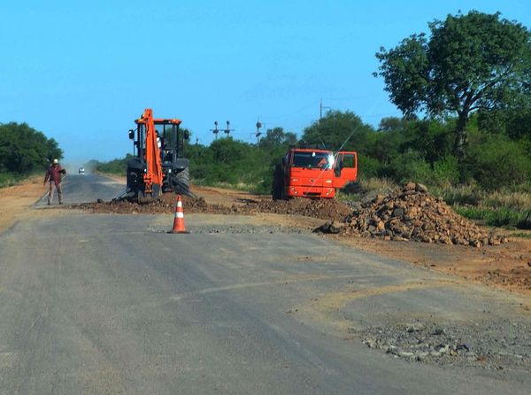 MOPC está bacheando la Ruta Transchaco - Economía - ABC Color