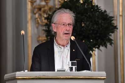 Handke dice que es difícil soportar los ataques por la concesión del Nobel - Literatura - ABC Color