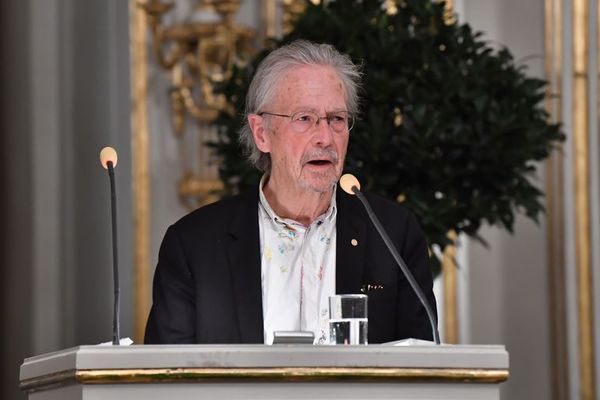 Handke dice que es difícil soportar los ataques por la concesión del Nobel  - Literatura - ABC Color