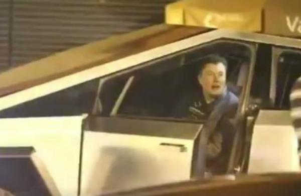 Captan a Elon Musk conduciendo la Cybertruck pero termina arrollando una señalética - SNT