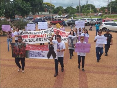 Familiares piden justicia para Alex Ziole frente a la Fiscalía de PJC