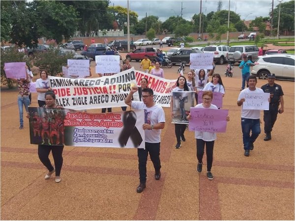 Familiares piden justicia para Alex Ziole frente a la Fiscalía de PJC