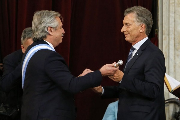 Alberto Fernández asume en Argentina y pide la unidad