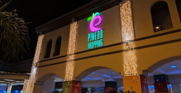 Shopping Pinedo no quiere que la gente gay se dé un abrazo