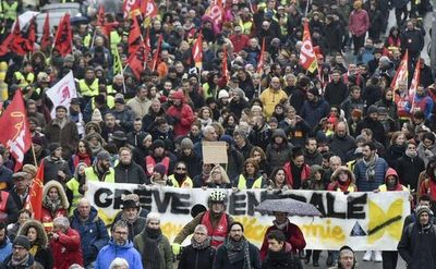 ″¡No cederemos!”, advierten manifestantes en marcha en París