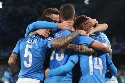 Nápoles aparca la crisis y se mete en octavos - Fútbol - ABC Color
