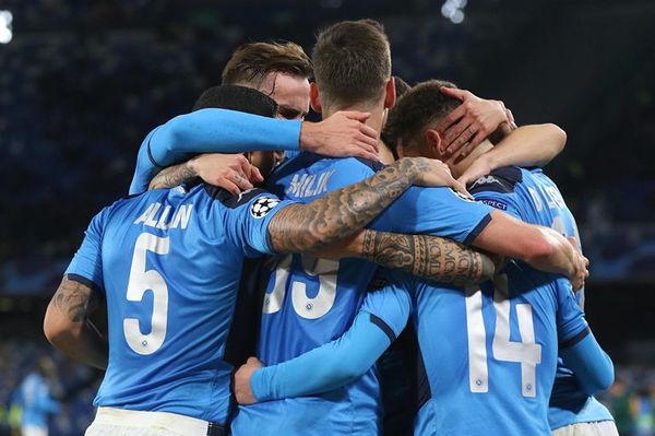 Nápoles aparca la crisis y se mete en octavos - Fútbol - ABC Color