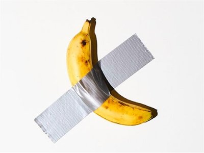 Una banana pegada a la pared es vendida por USD 120.000