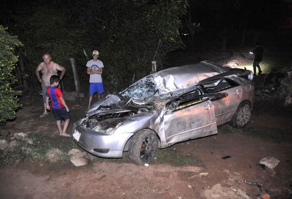 Joven fallece tras aparatoso vuelco de vehículo en Limpio - Nacionales - ABC Color
