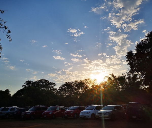 Cálido a caluroso, cielo mayormente nublado