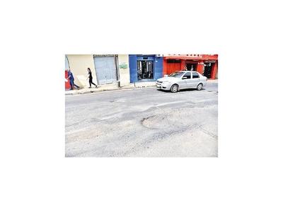 Baches minan una transitada arteria en la  zona céntrica