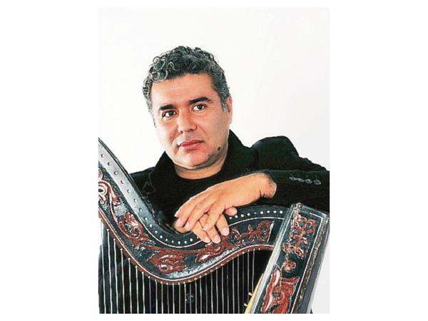 Comuna condecora a arpista