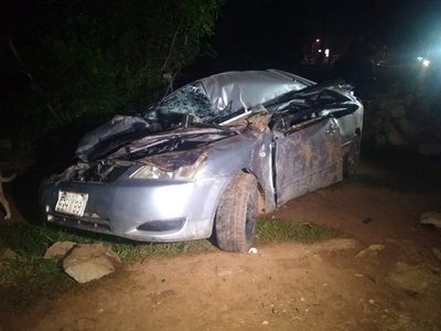 Joven muere al "tragar" una curva
