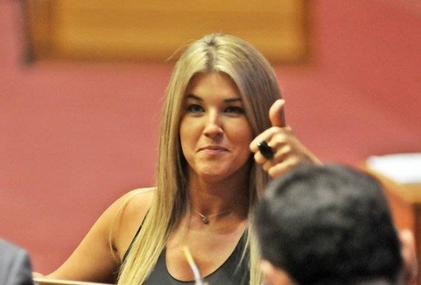 HOY /  ¿Turismo interno o Miami?   Diputado pide pasajes a EE.UU  para confirmar quien acepta