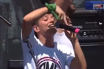 Canto en Plaza de Mayo: "Compañera piquetera, cuando quieras hay tijera"