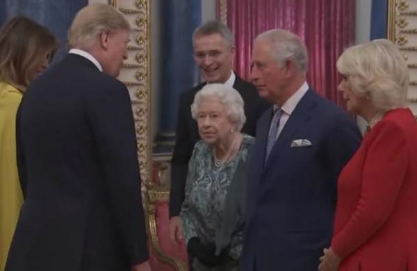 El momento en que la reina Isabel II regaña a su hija por no saludar a Donald Trump - SNT