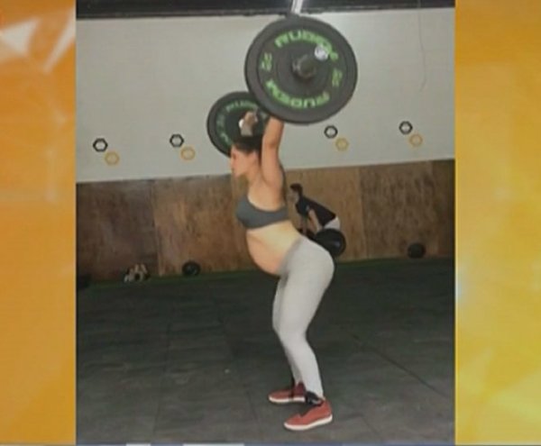 CON 38 SEMANAS DE EMBARAZO, JOVEN SORPRENDE CON DURO ENTRENAMIENTO DE CROSSFIT