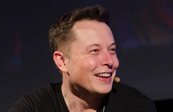 La inédita foto que muestra a Elon Musk reparando su auto con chatarra - SNT