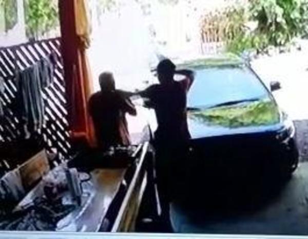 Motochorros despojan de su cadena a trabajador