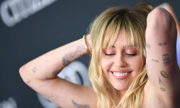Miley Cyrus estrenó nuevo tatuaje dedicado a su ex