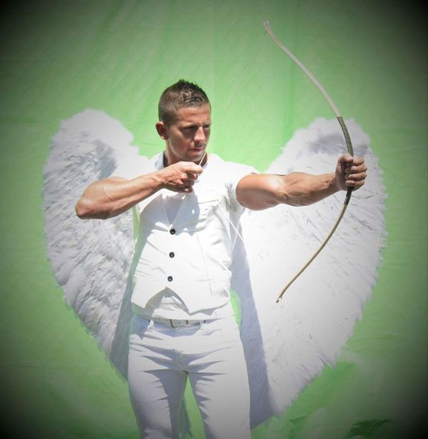 Furor en Portugal por un cura “sexy” que se vuelve Cupido en un videoclip - Mundo - ABC Color