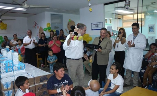 HOY / Con mucha alegría reciben donación para niños con leucemia en el Hospital de Clínicas