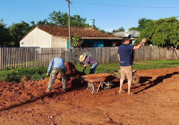 Autogestión: vecinos reparan calle con asadas y palas